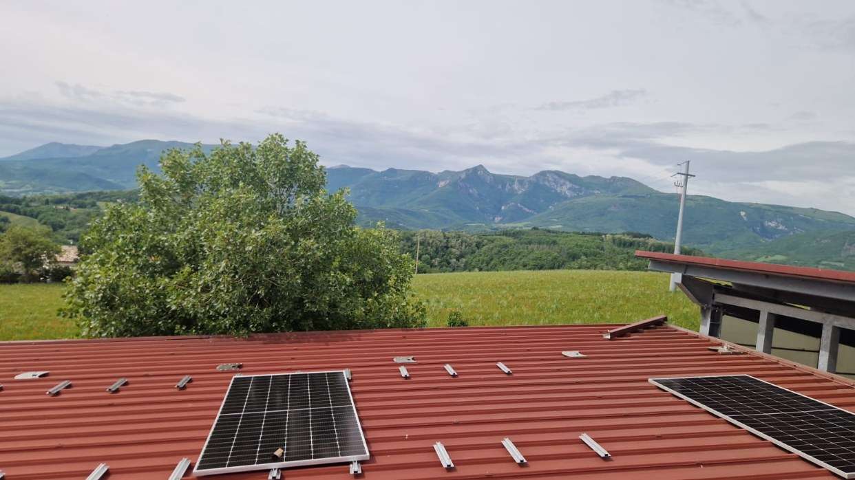 Vista panoramica di un’installazione con i monti sullo sfondo