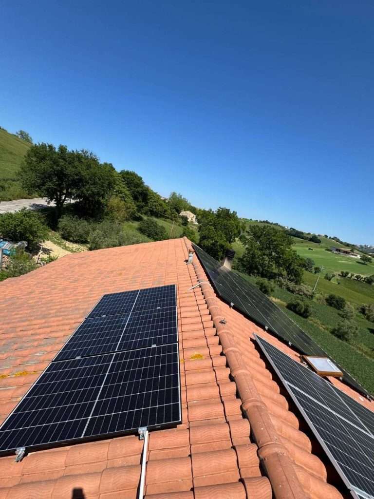 Impianto fotovoltaico su tetto residenziale nelle colline marchigiane